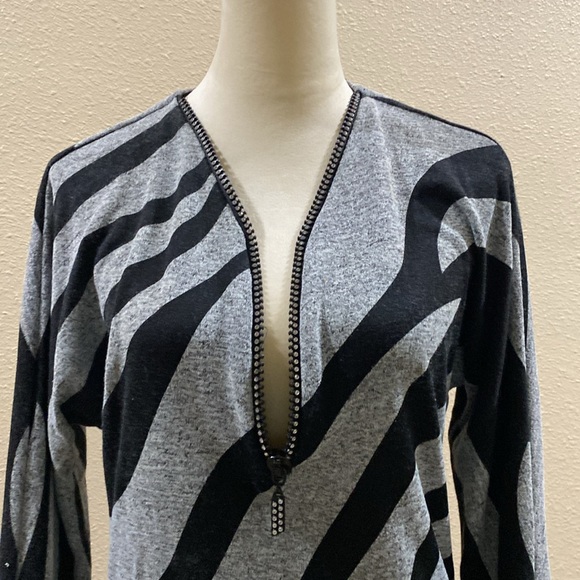 Frank Lyman, light weight jacket.. Black and gray with Rhinestone zipper. - Picture 4 of 5